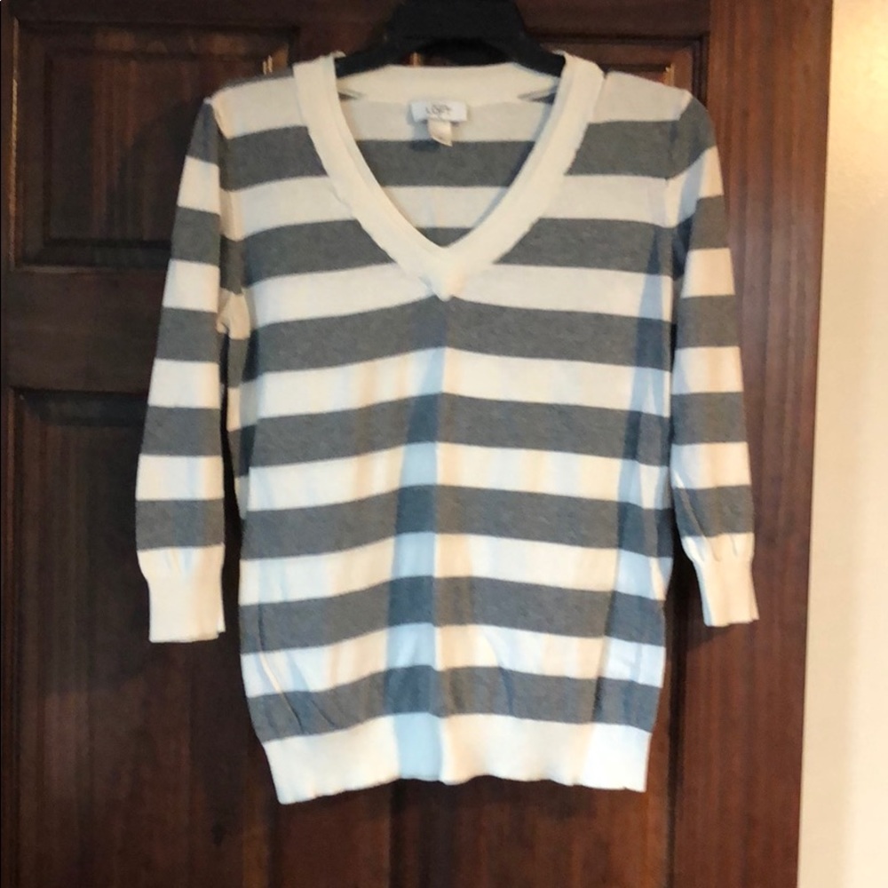 Stripped V neck 3/4 sleeve.